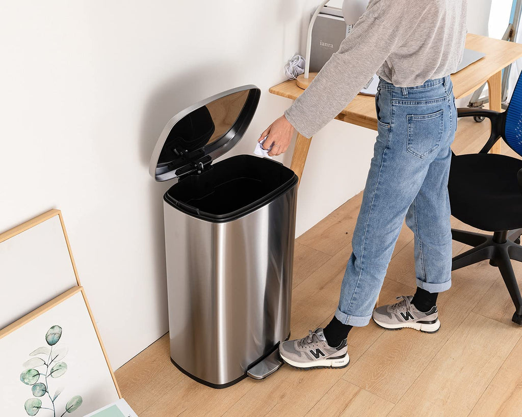 13 Gallon Steel Trash Can with Lid I787